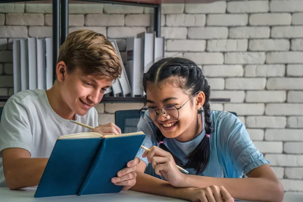 genç öğrenciler birlikte ev ödevi yapıyor