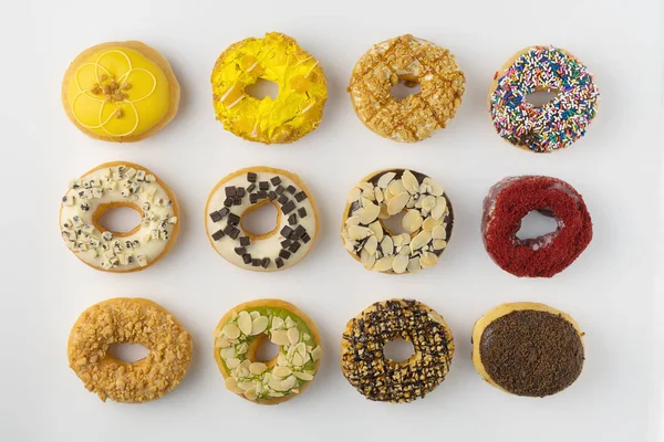 Fondo alimenticio de surtido de rosquillas aisladas sobre fondo blanco — Foto de Stock