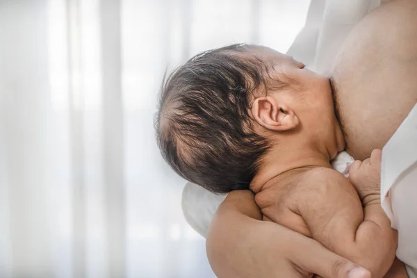 Asyalı anne onun bebek erkek bebek emzirme sahip — Stok fotoğraf