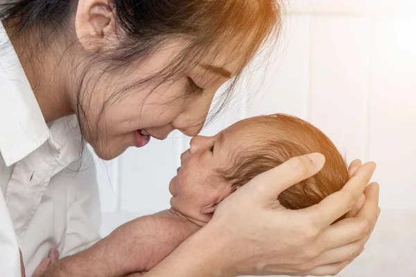 Anne elinde onun bebek bebek erkek tutan — Stok fotoğraf
