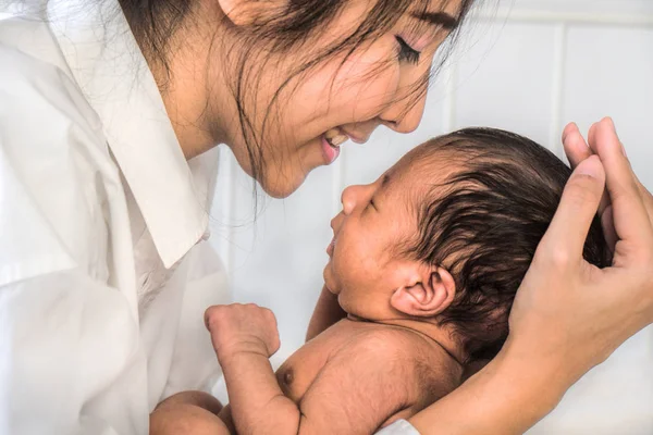 Elonu onu bebek bebek erkek tutan güzel Asyalı anne — Stok fotoğraf