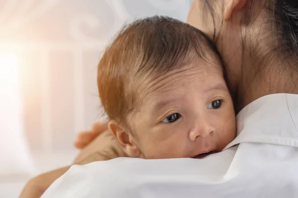 Anne omzuna onun bebek bebek erkek tutan — Stok fotoğraf