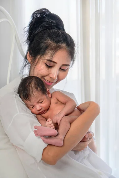 Asyalı anne mutluluk la elinde onun bebek erkek tutan — Stok fotoğraf