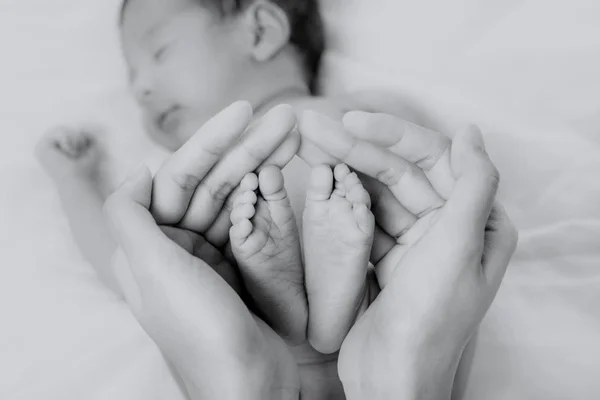 Nahaufnahme der Hände der Mutter, die die Füße des kleinen Jungen halten — Stockfoto