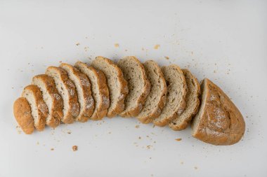 Beyaz arkaplanda izole edilmiş dilimlenmiş ekmek