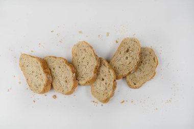 Beyaz arkaplanda izole edilmiş dilimlenmiş ekmek
