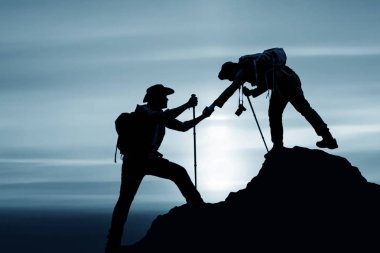 arkadaş givi tarafından dağa tırmanma arkadaş yardım silueti