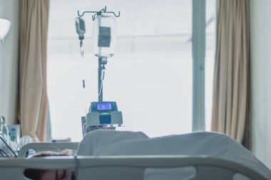 Hastane kurtarma pa yatakta bir kadın hasta ile Tuzlu ünite