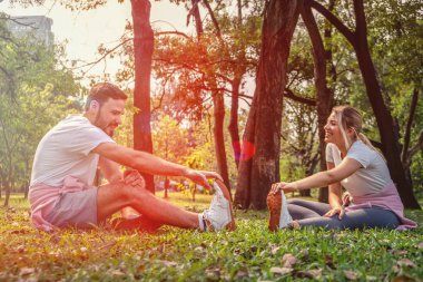 parkta birlikte egzersiz olan çift