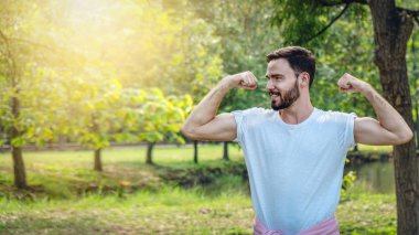 parkta erkek egzersiz