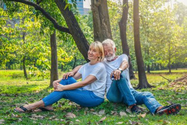 birlikte iyi vakit geçiren yaşlı çift