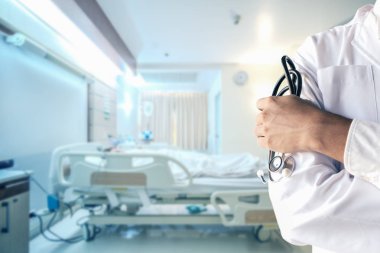 re bulanık arka plan ile stetoskop tutan doktor el