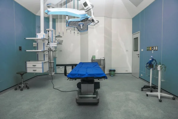 Background of hospital empty operation room with surgery bed and — Stockfoto