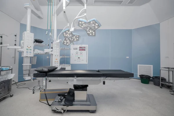 Background of hospital empty operation room with surgery bed and — Stockfoto