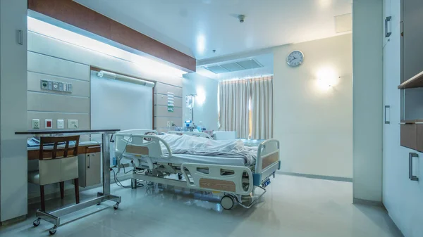 十分に家具付きの病院の回復患者の単一の部屋 — ストック写真