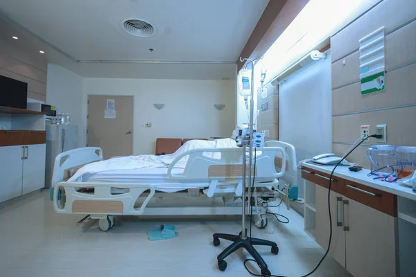 Widok z perspektywy szpitala pojedynczego pacjenta pokój w pełni umeblowane — Zdjęcie stockowe