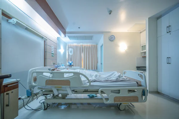 Szpitalnego pokoju jednoosobowym z w pełni wyposażonym — Zdjęcie stockowe