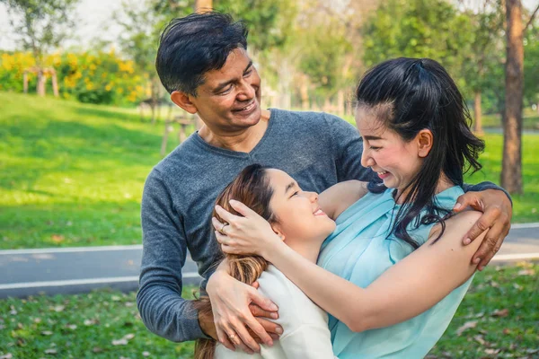 Família, pai, mãe e filha se divertindo juntos em — Fotografia de Stock