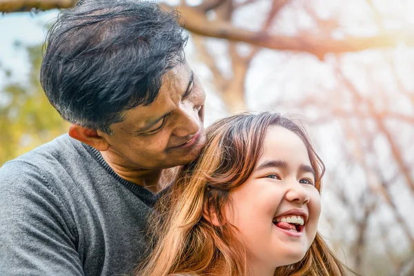 Vater und Tochter amüsieren sich gemeinsam im Park — Stockfoto