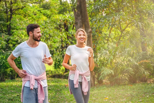 Paar treibt Sport und joggt — Stockfoto