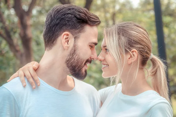 Dulce pareja enamorada — Foto de Stock