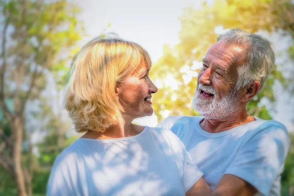 Senior couple having a good time in park — Stock Photo, Image