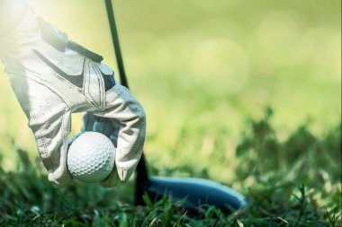 eldiven ile golfçü el kaba golf topu toplama