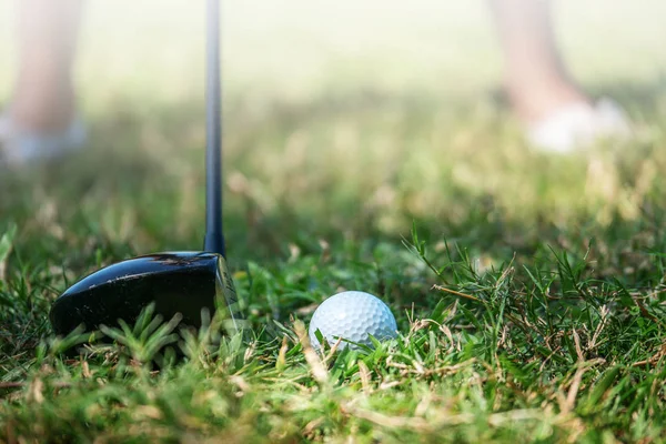 Primer plano de la pelota de golf con el conductor del club en bruto — Foto de Stock