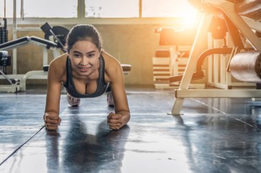 spor salonunda push up ile kadın egzersiz