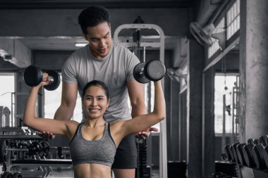 erkek eğitmen eğitim kadın dumbbells wieght l ile çalışma