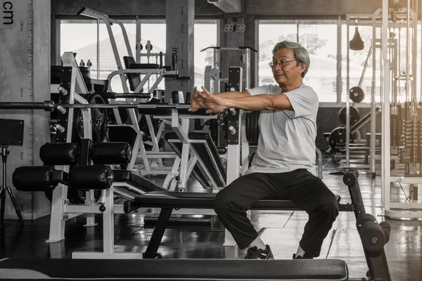 Старший мужчина тренируется в спортзале — стоковое фото
