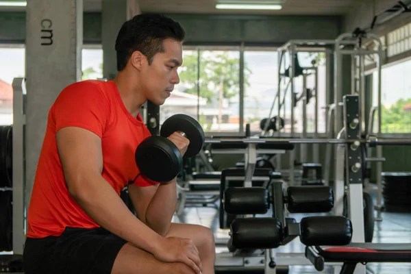 Masculino tendo exercício haltere de elevação no ginásio — Fotografia de Stock