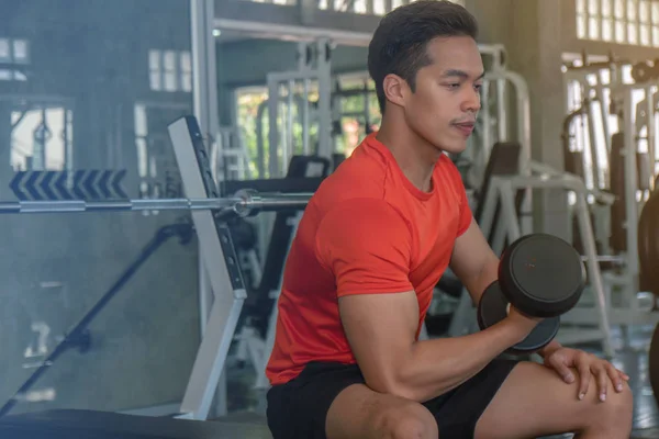 Man hebben oefening heffen halter in de sportschool — Stockfoto