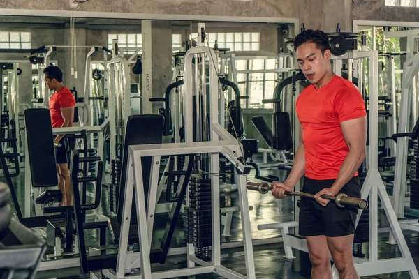 Exercício masculino com sinos no ginásio — Fotografia de Stock