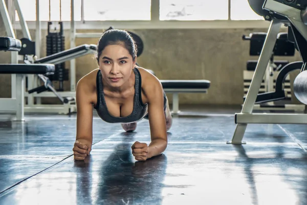 女性锻炼与推在健身房 — 图库照片