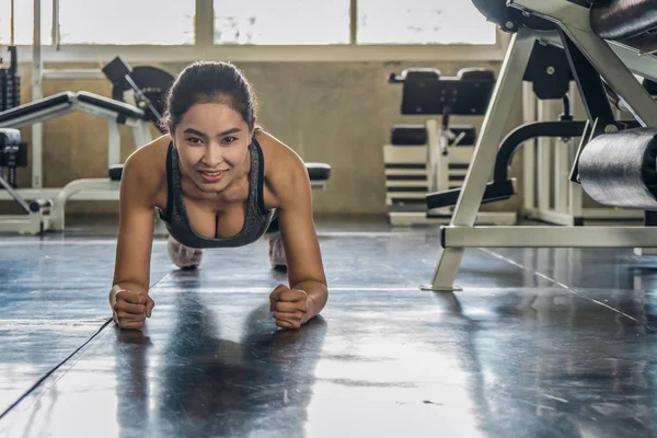 女性锻炼与推在健身房 — 图库照片