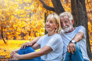 beyaz yaşlı çift parkta birlikte romantizm an yaşıyor