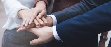 iş adamları grup birlikte çay neşelendirmek için el istifleme