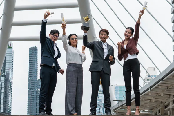 Affärsbakgrund av asiatiska affärsfolk är glada för — Stockfoto