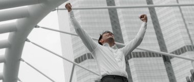 Asya yönetici s kadar yumruklar açık elleri ile güven göstermek