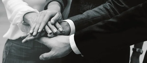 Kelompok Orang Orang Bisnis Menumpuk Tangan Bersama Sama Untuk Menghibur — Stok Foto
