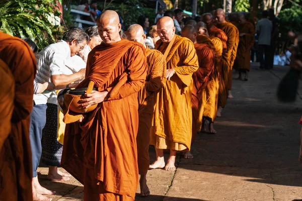 Bangkok, Thailand, september, 2019-på buddhistiska heliga dagen Thai b — Stockfoto