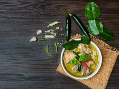 Hindistan cevizi sütü Tay gıda tavuk yeşil köri üst görünümü 