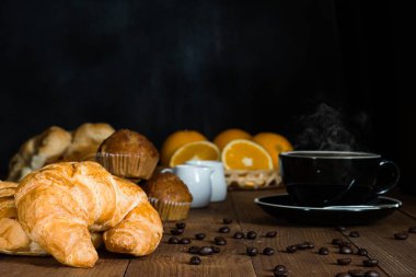 Kruvasan, muzlu kek ve fres ile sıcak kahve kahvaltı seti