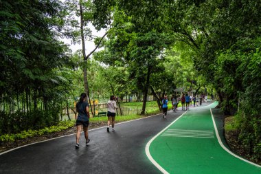 peaple egzersiz ve zekâ çevreleyen kamu parkta şaka sahip