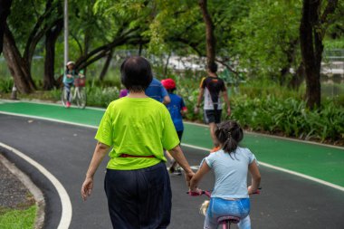 peaple egzersiz ve zekâ çevreleyen kamu parkta şaka sahip