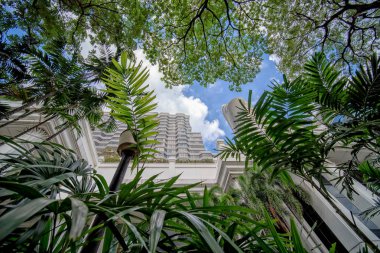 Gard ile skycrapers iş ve ticari bina yukarı görünümü