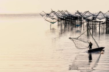 Backgroung ile balık ağı ile balıkçı balıkçılık Siluet