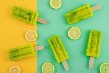 sarı bir limon ve limon Popsicle modern pastel arka plan