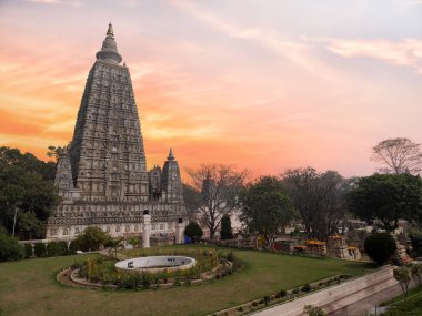 Bodh G Mahabodhi Tapınağı Kompleksi'nde stupa yan görünümü